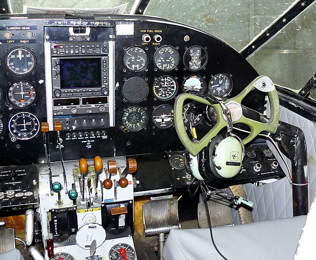 16BeechExpeditorCockpit