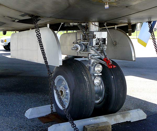 04DouglasC124NoseGear