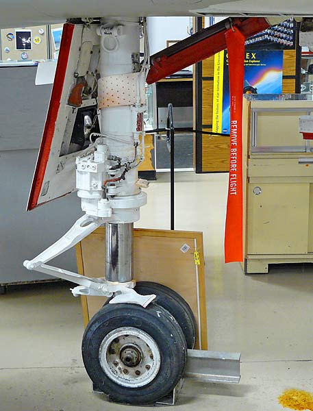 09F4PhantomNoseGear