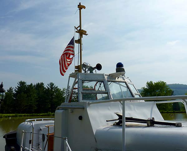 04CoastGuardMotorLifeboatBridge