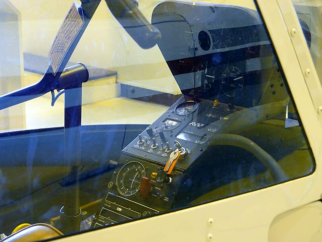 02RobinsonR22Cockpit