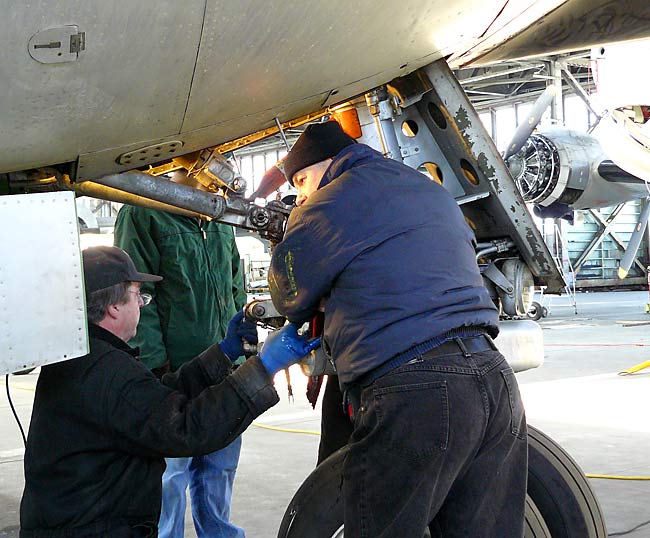 05GerryWorkingOnNoseGear