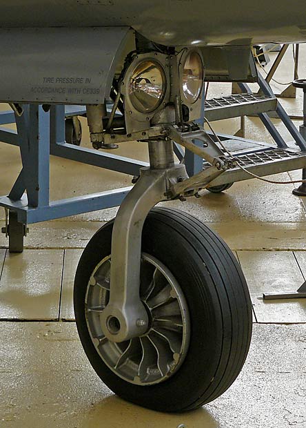 04CanadairCT133NoseWheel