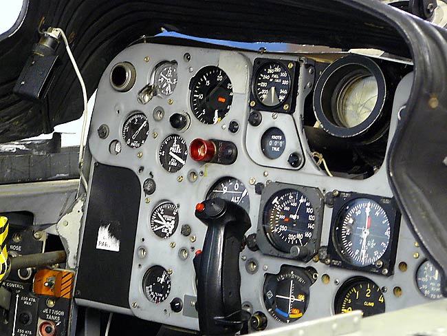 16F101VoodooCockpit
