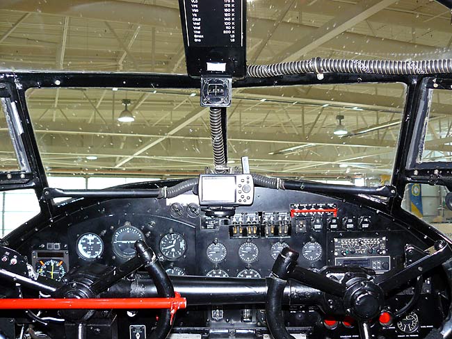 39AvroLancasterCockpit