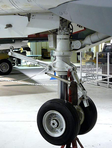 11F14TomcatNoseGear