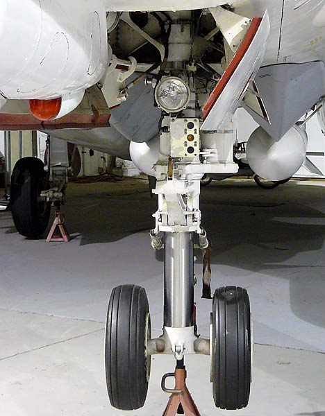 15F14TomcatNoseGear