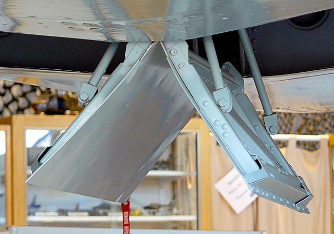 19Me262MainGearDoors