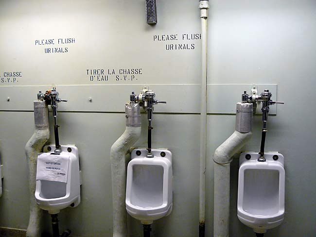 06Urinals