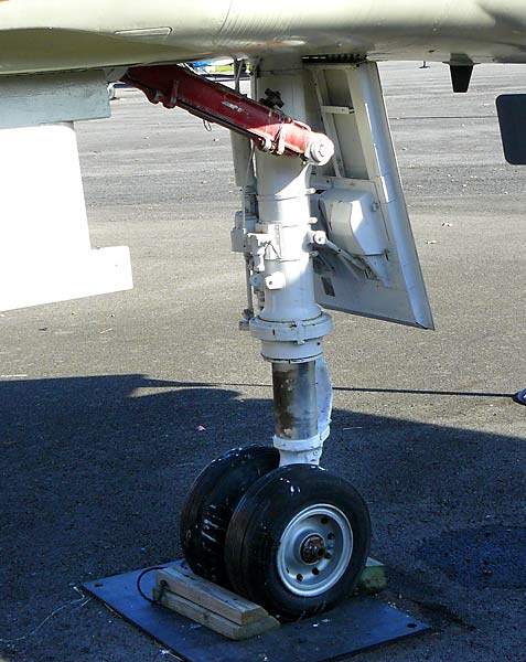 06F4PhantomNoseGear