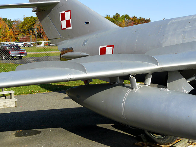 08MiG17WingFences