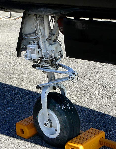 03F5ETigerNoseGear