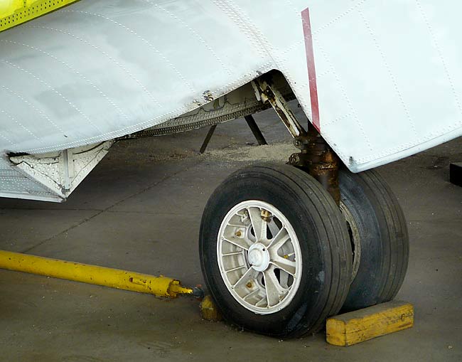 08GrummanAlbatrossNoseGear