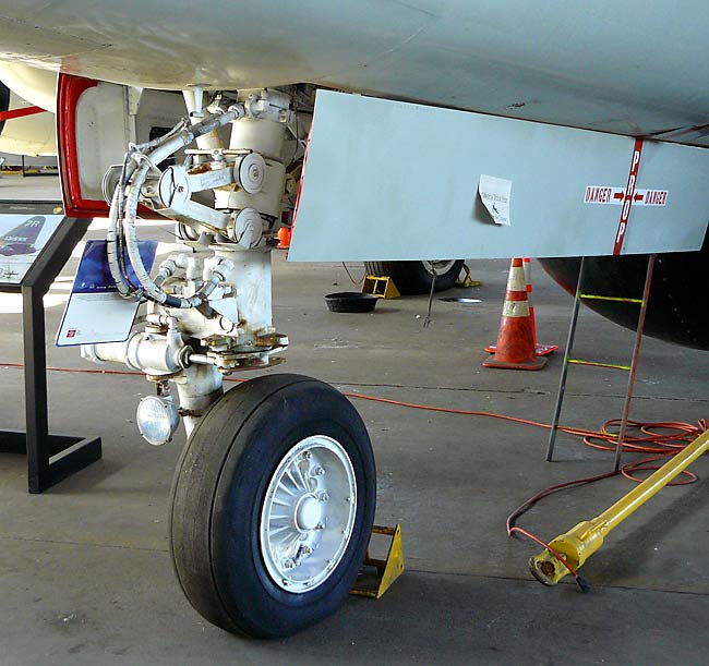 08LockheedP2VNoseGear