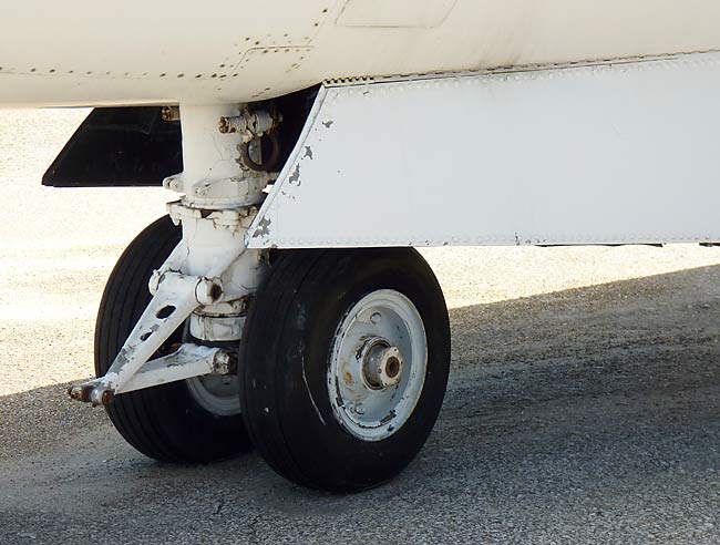 03GrummanF11FTigerNoseGear