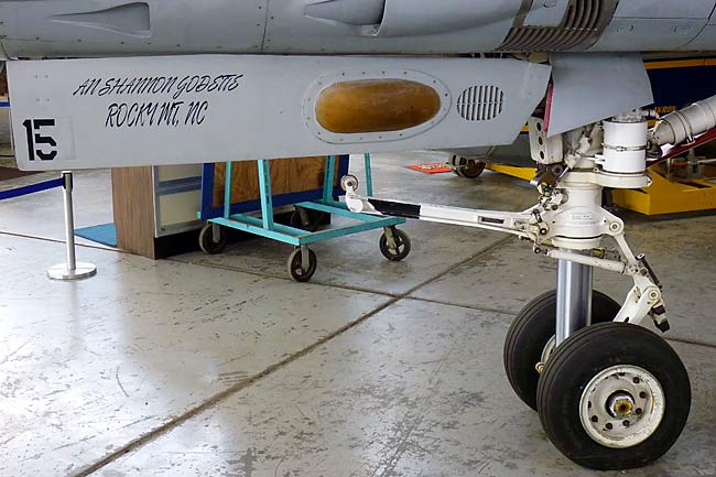 04F14TomcatNoseGear