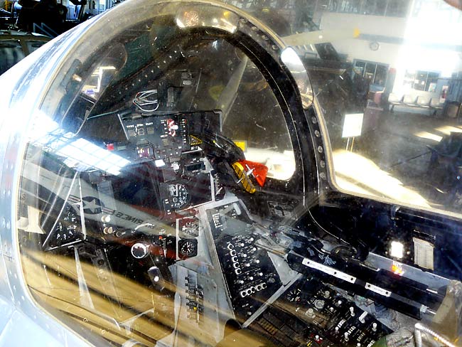 13F14TomcatCockpit