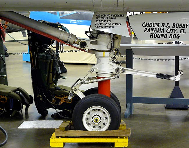 03TomcatNoseGear