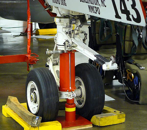 04TomcatNoseGear