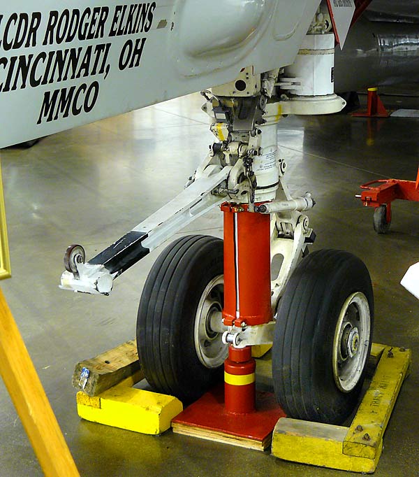 05TomcatNoseGear