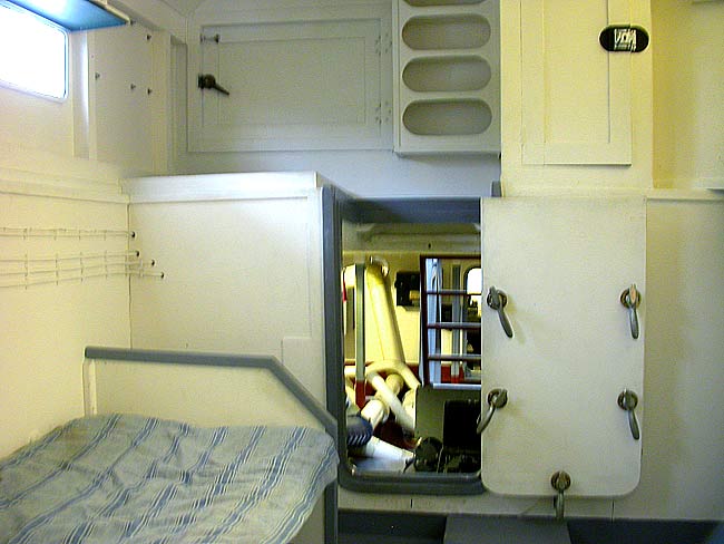 04ViewAftToEngineRoom