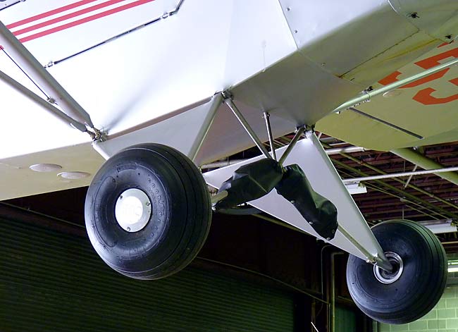 05PiperJ2CubMainGear