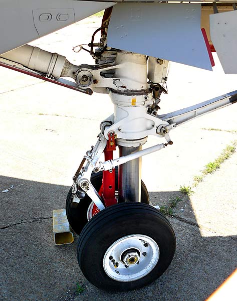 03F14TomcatNoseGear