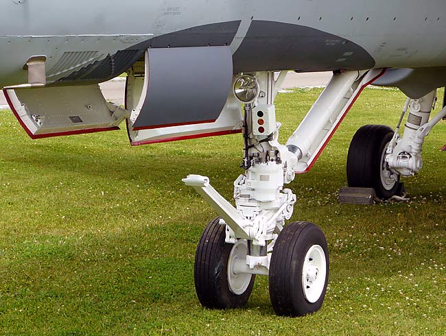 04CF118HornetNoseGear