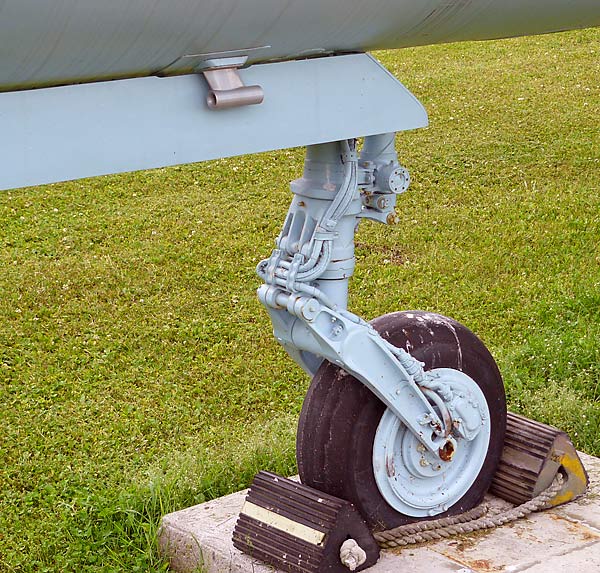 08MiG21NoseGear