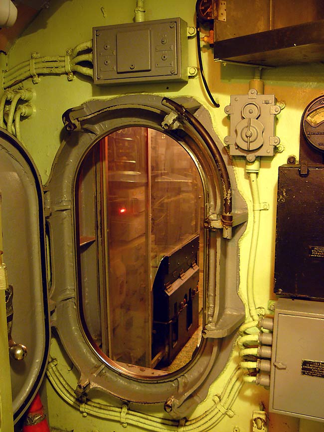 01ControlRoomHatch