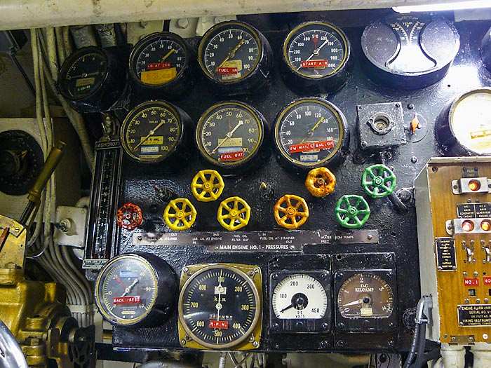 16EngineInstrumentPanel