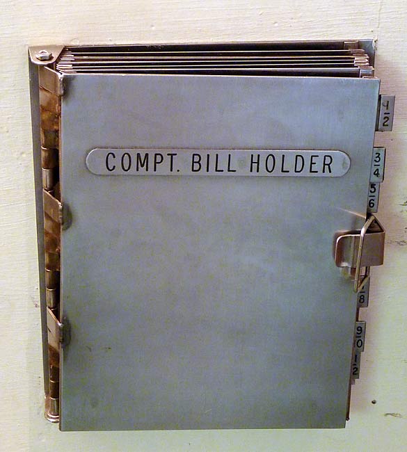 02CompartmentBillHolder