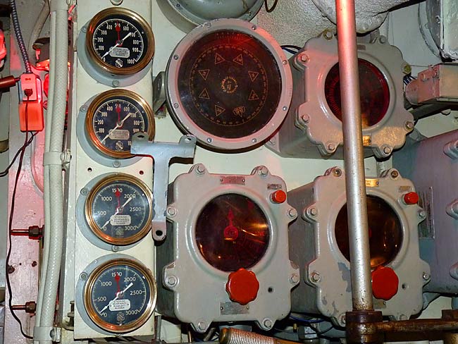 52SubmarineHelmControls
