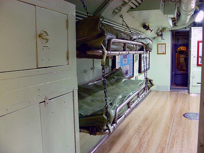 01SubmarineBunks