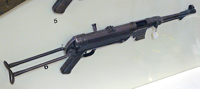 22 German WWII MP40 Submachine Gun