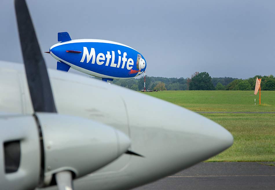 12MetlifeBlimp