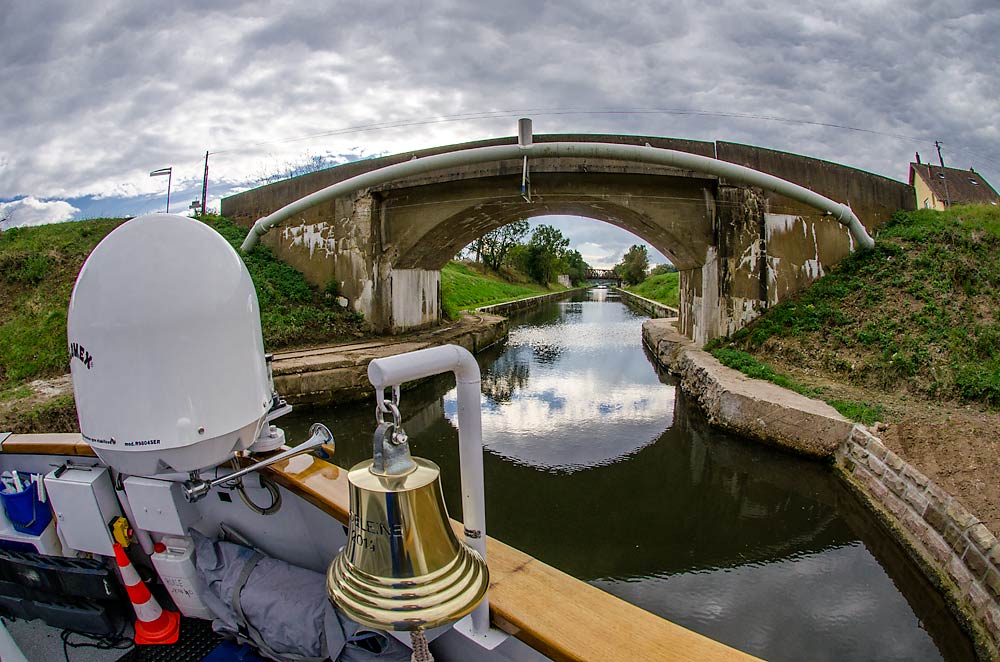 09CruisingOnTheMarneRhineCanal